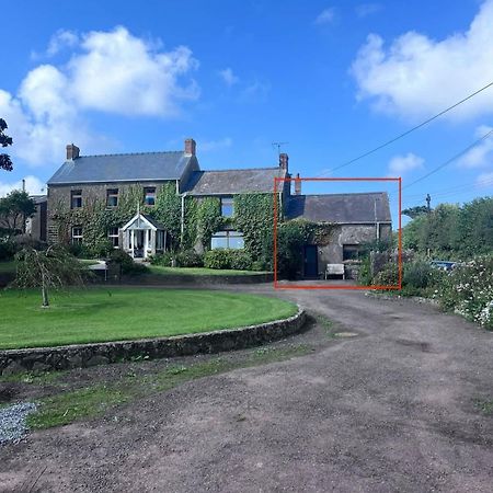Farmhouse Apartment Saint Ishmaels  ภายนอก รูปภาพ
