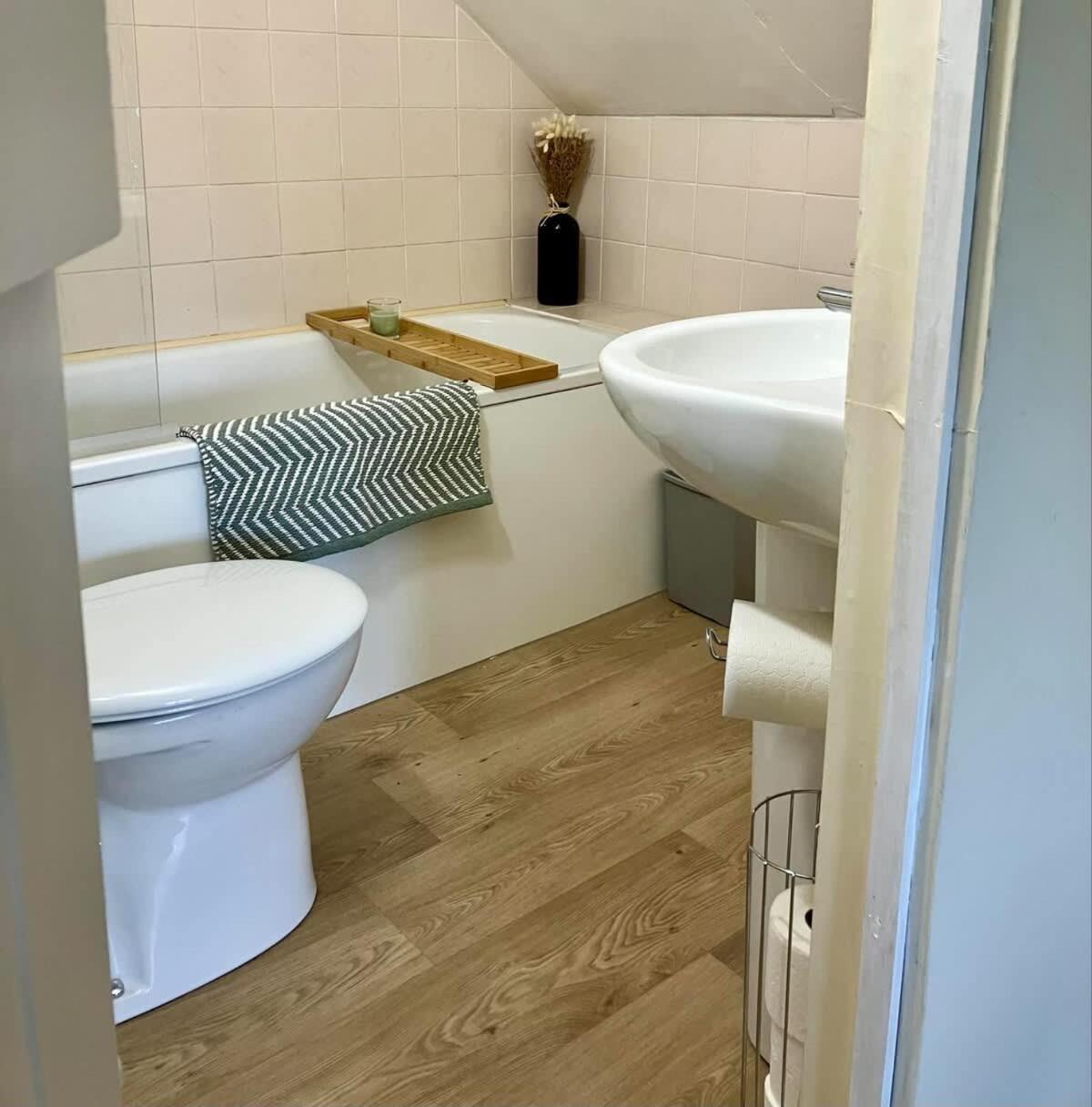 Farmhouse Apartment Saint Ishmaels  ภายนอก รูปภาพ