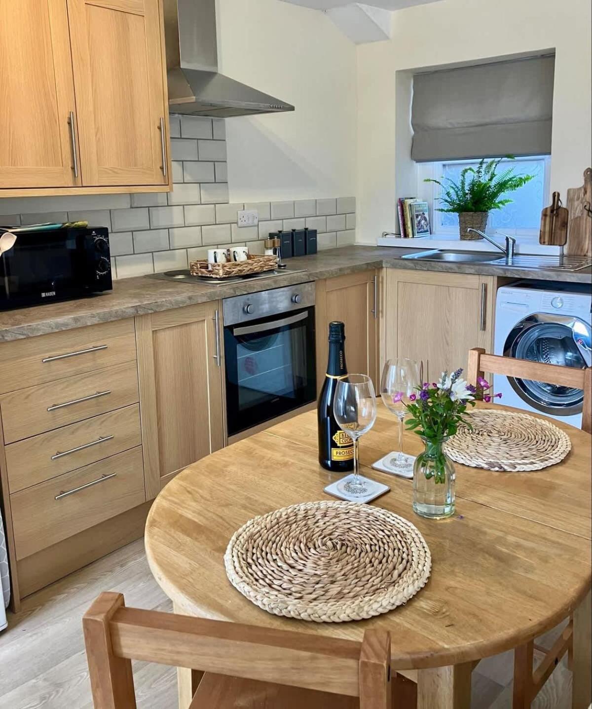 Farmhouse Apartment Saint Ishmaels  ภายนอก รูปภาพ