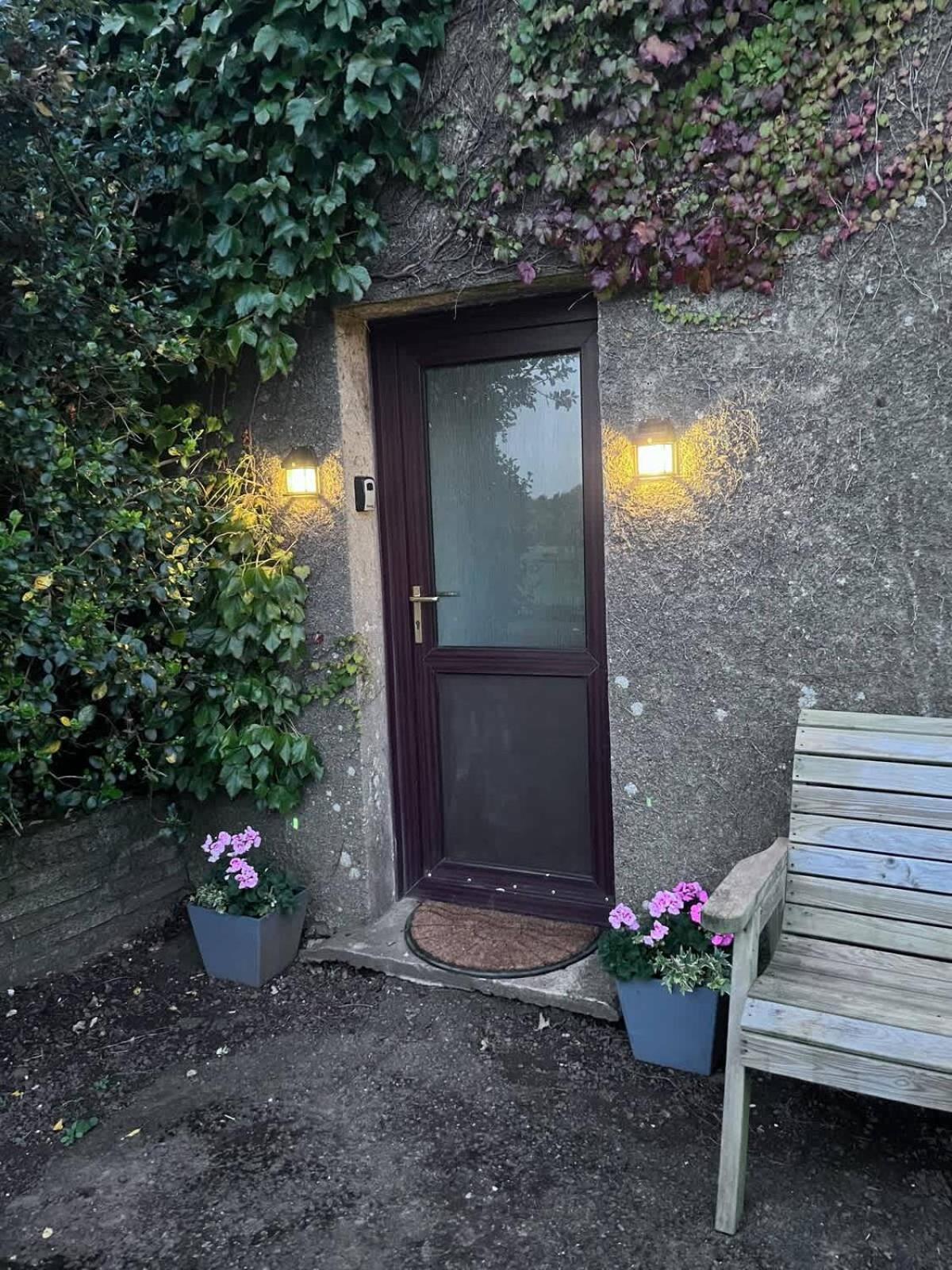 Farmhouse Apartment Saint Ishmaels  ภายนอก รูปภาพ