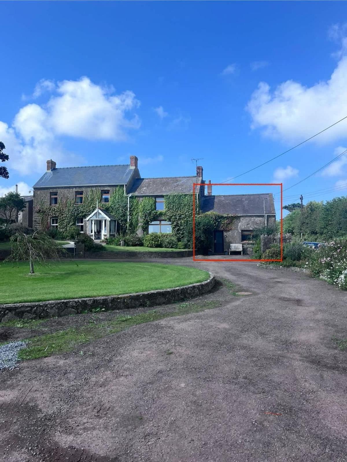 Farmhouse Apartment Saint Ishmaels  ภายนอก รูปภาพ